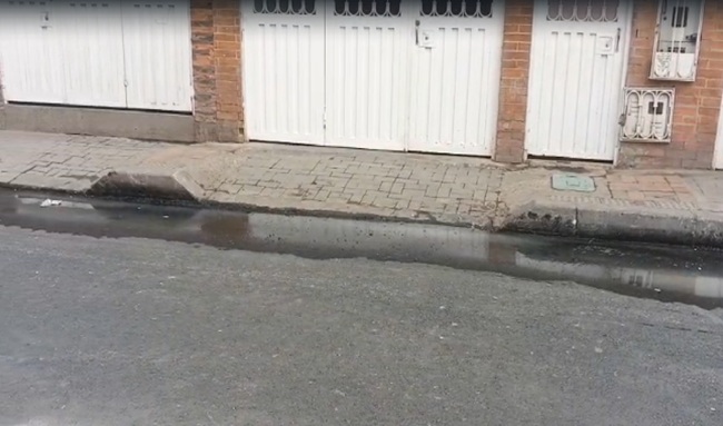 ¿Por qué nadie la arregla? Fuga de agua lleva más de 15 días en Bilbao, Suba