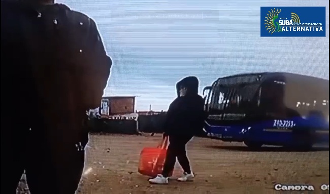 ¿Quién es la mujer que aparece en video y estaría relacionada con el hallazgo de un bebé en Suba?