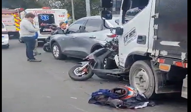 Siniestro vial múltiple en la Autopista Norte dejó tres personas lesionadas en Suba