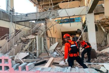 Terremoto de magnitud 7,7 en Indonesia deja al menos 40 muertos