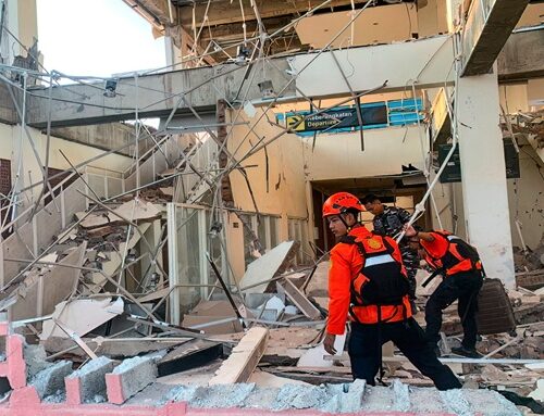 Terremoto de magnitud 7,7 en Indonesia deja al menos 40 muertos