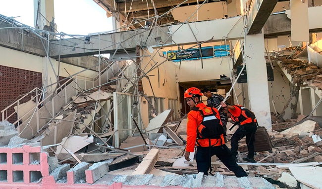 Terremoto de magnitud 7,7 en Indonesia deja al menos 40 muertos