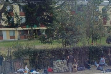 Habitantes de Suba denuncian acumulación de basura e inseguridad en los alrededores de la iglesia San Pedro Apóstol.