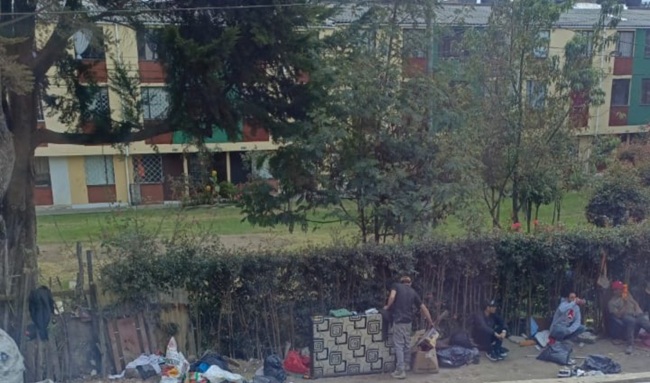 Habitantes de Suba denuncian acumulación de basura e inseguridad en los alrededores de la iglesia San Pedro Apóstol.