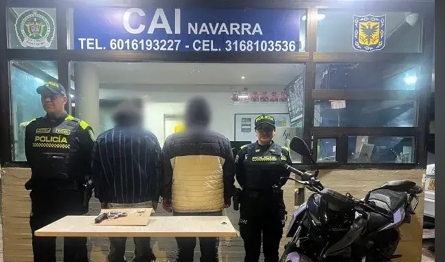 Capturan en Usaquén a dos hombres señalados de asaltar a un conductor; uno tenía brazalete del Inpec