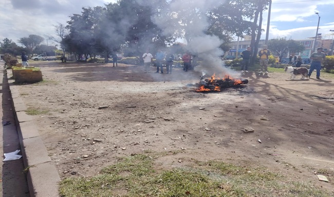 Capturan a presunto motoladrón en la avenida Cali; comunidad habría quemado su moto