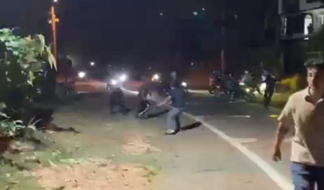 Habitantes de Cundinamarca, cansados del ruido, se enfrentaron a motociclistas a piedra