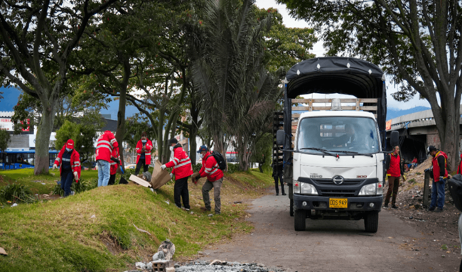 Desmontan siete cambuches y retiran 1,5 toneladas de residuos en Bogotá
