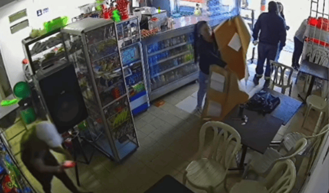Mientras distraen a la vendedora, sus cómplices roban con total tranquilidad en la Toscana, Suba
