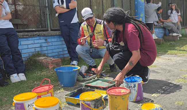 Comunidad transforma el entorno del I.E.D. San Cristóbal Norte con una jornada de arte y participación en Los Olivos