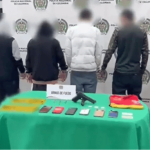 Uniformes, arma y placa falsa: así capturaron a cuatro presuntos delincuentes en Fontibón