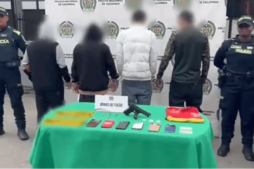 Uniformes, arma y placa falsa: así capturaron a cuatro presuntos delincuentes en Fontibón