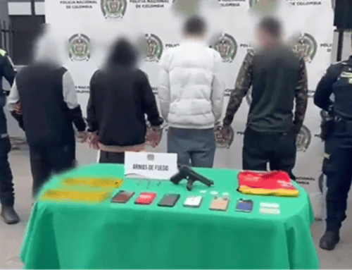 Uniformes, arma y placa falsa: así capturaron a cuatro presuntos delincuentes en Fontibón