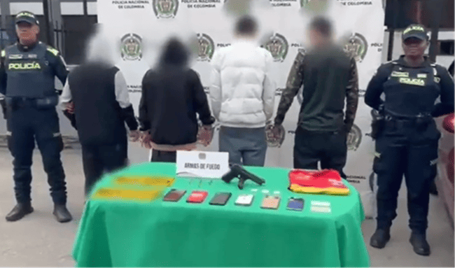Uniformes, arma y placa falsa: así capturaron a cuatro presuntos delincuentes en Fontibón