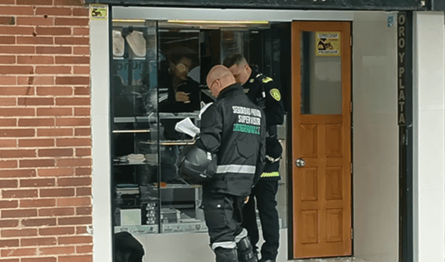 Roban reloj de $40 millones en joyería de Usaquén: investigan a banda que huyó en motos
