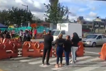 Fuerte trancón en la NQS por manifestaciones: usuarios de TransMilenio caminan para llegar a sus destinos