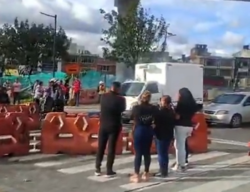 Fuerte trancón en la NQS por manifestaciones: usuarios de TransMilenio caminan para llegar a sus destinos
