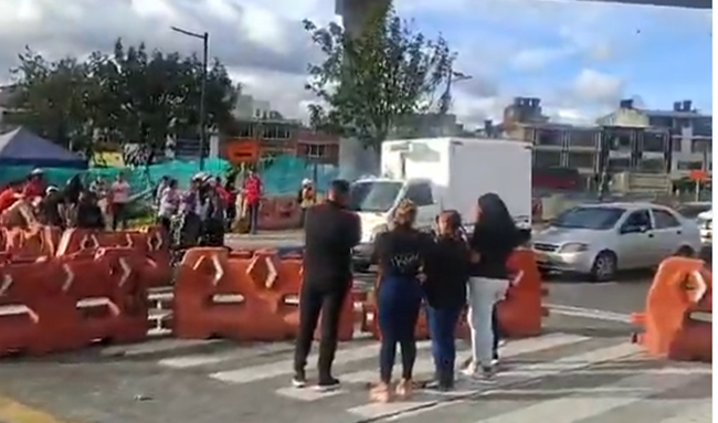 Fuerte trancón en la NQS por manifestaciones: usuarios de TransMilenio caminan para llegar a sus destinos