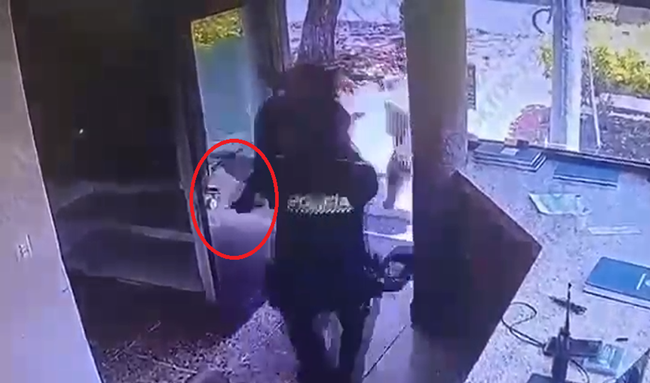 Ataque con cuchillo a policía en el CAI Galán deja un uniformado herido y un hombre muerto