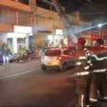Bomberos atienden emergencia por poste y cables caídos en la localidad de Suba