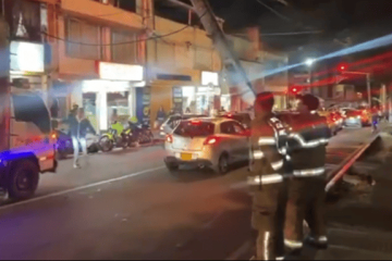 Bomberos atienden emergencia por poste y cables caídos en la localidad de Suba