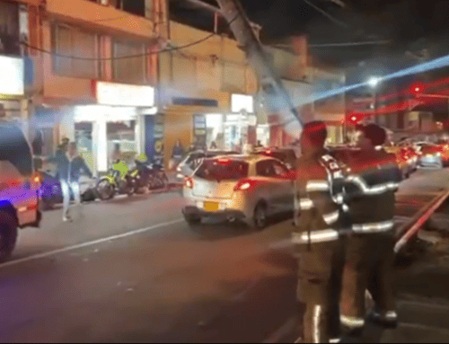 Bomberos atienden emergencia por poste y cables caídos en la localidad de Suba