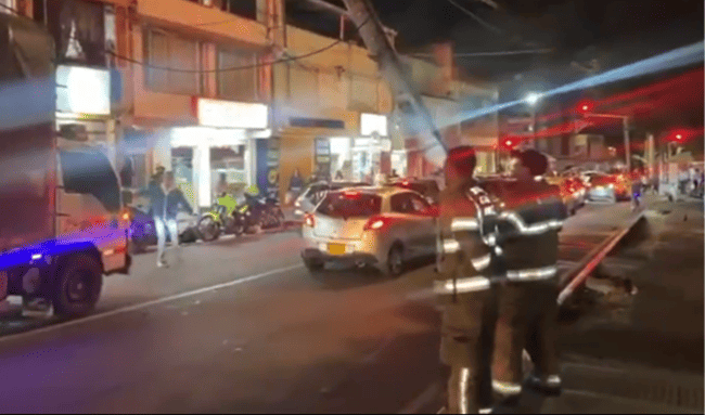 Bomberos atienden emergencia por poste y cables caídos en la localidad de Suba