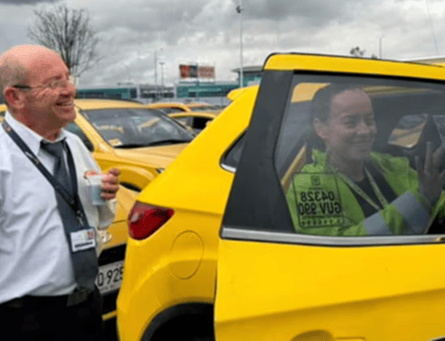 Bogotá implementó códigos QR en los taxis para que los usuarios verifiquen la información del servicio