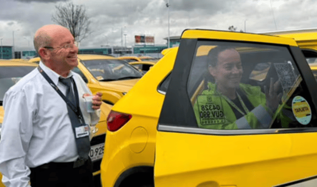 Bogotá implementó códigos QR en los taxis para que los usuarios verifiquen la información del servicio