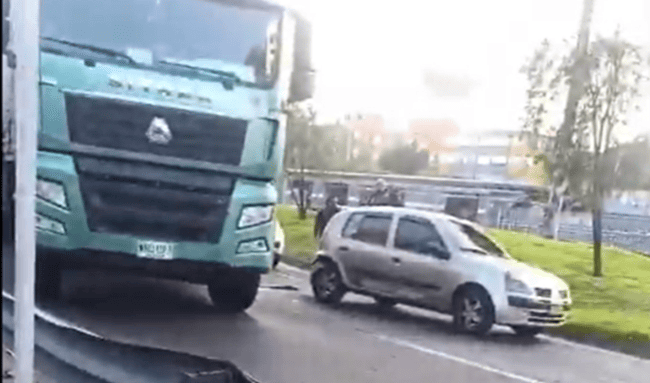 Choque entre tractocamión y automóvil genera fuerte congestión en la Autopista Norte, en Suba