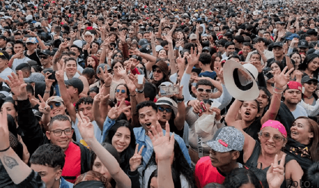 El escenario ya está preparado para recibir a miles de asistentes en el Conciertazo de Verano, uno de los eventos más esperados del Festival de Verano de Bogotá, que este sábado llenará de música y entretenimiento la Plaza de Eventos del Parque Simón Bolívar. Desde las 2:00 p. m. y hasta las 10:00 p. m., los bogotanos podrán disfrutar de una jornada gratuita para toda la familia con las presentaciones de Calibre 50, Luister La Voz, Proyecto A, Jhon Onofre y artistas sorpresa, quienes pondrán a cantar y bailar a los asistentes con un variado repertorio musical. El evento hace parte de la programación oficial del Festival de Verano y busca ofrecer un espacio de encuentro para que ciudadanos y visitantes compartan una tarde llena de música, cultura y diversión al aire libre. La invitación es a disfrutar de esta gran celebración de ciudad con entrada libre, siguiendo las recomendaciones de las autoridades y llegando con anticipación para facilitar el ingreso al escenario.
