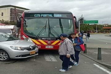 ¡Alerta vial! Choque entre TransMilenio y automóvil genera congestión