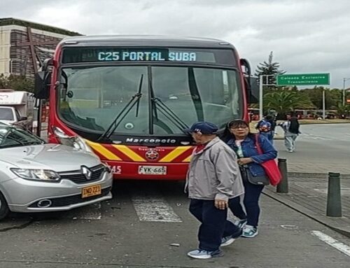 ¡Alerta vial! Choque entre TransMilenio y automóvil genera congestión