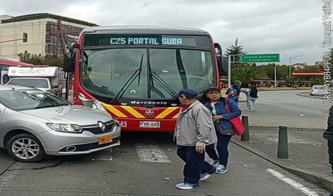 ¡Alerta vial! Choque entre TransMilenio y automóvil genera congestión