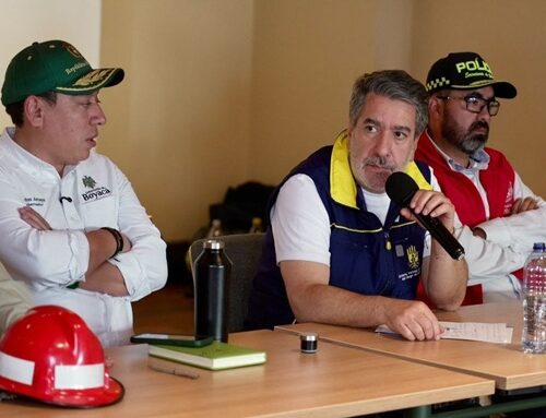 Gobernador de Boyacá responde a críticas por su ausencia durante incendio en Villa de Leyva