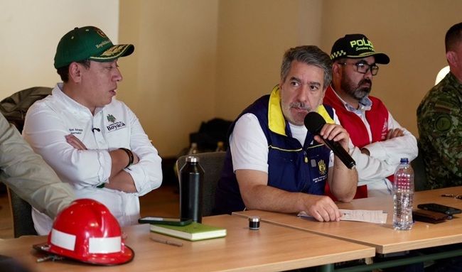 Gobernador de Boyacá responde a críticas por su ausencia durante incendio en Villa de Leyva
