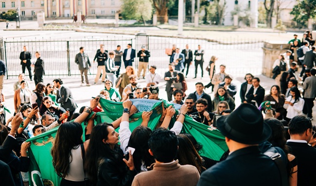 Tensión entre congresistas durante plantón por el aborto en Bogotá