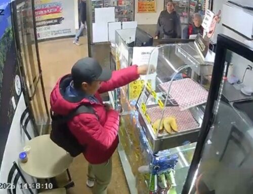 Cámara de seguridad registró hurto de celular en un local comercial de Usaquén