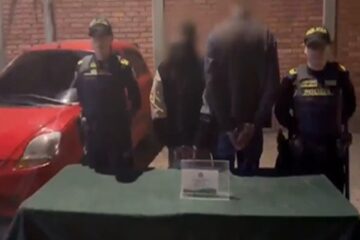 Golpe al hurto de vehículos: dos capturados con anotaciones por varios delitos y un automóvil recuperado en Bosa.