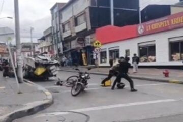 Intolerancia en la vía: motociclista y ciclista terminaron a golpes tras aparente choque en Usaquén