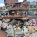 Denuncian presunto arrojo de escombros en contenedor de basura en la localidad de Suba
