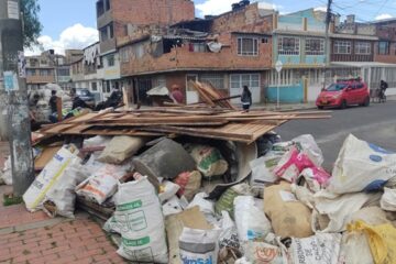 Denuncian presunto arrojo de escombros en contenedor de basura en la localidad de Suba