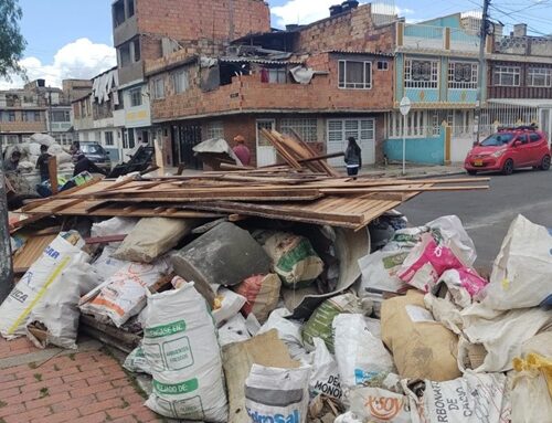Denuncian presunto arrojo de escombros en contenedor de basura en la localidad de Suba