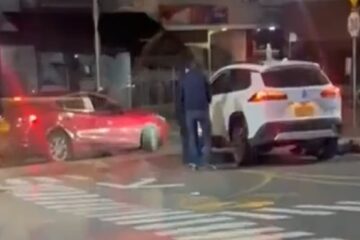 En segundos, delincuente robó espejo de una camioneta en Usaquén: el hecho quedó registrado en cámaras