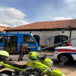 ¡Susto en Suba! Bus del SITP derribó poste que cayó sobre la Casa de la Participación