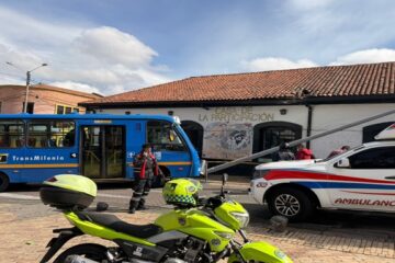 ¡Susto en Suba! Bus del SITP derribó poste que cayó sobre la Casa de la Participación