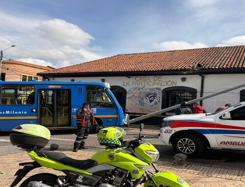 ¡Susto en Suba! Bus del SITP derribó poste que cayó sobre la Casa de la Participación