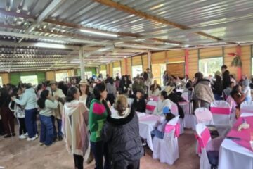 La Alcaldía Local realizó una Viejoteca del Adulto Mayor con música, baile, muestras artísticas y actividades recreativas.