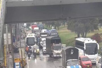 Volcamiento de camión genera afectaciones en la movilidad en Suba