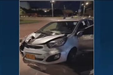 Conductor de aplicación fue víctima de hurto de vehículo y delincuentes terminaron chocando en Suba